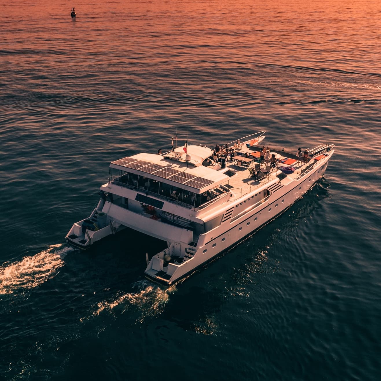 Un catamarán de paseo navegando en la Bahía de Banderas