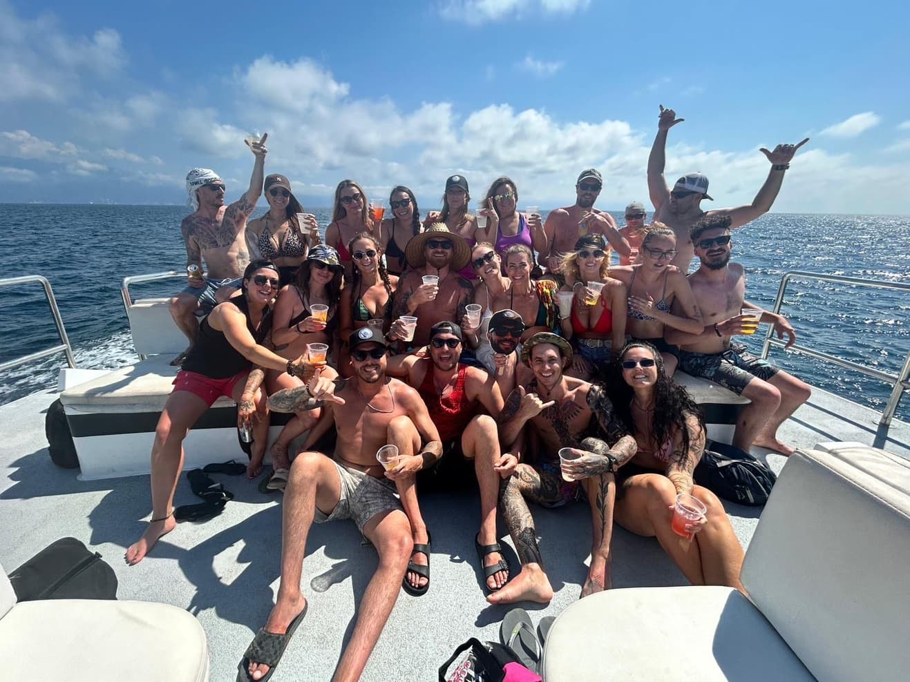 Un grupo en la cubierta de una lancha privada en la bahía